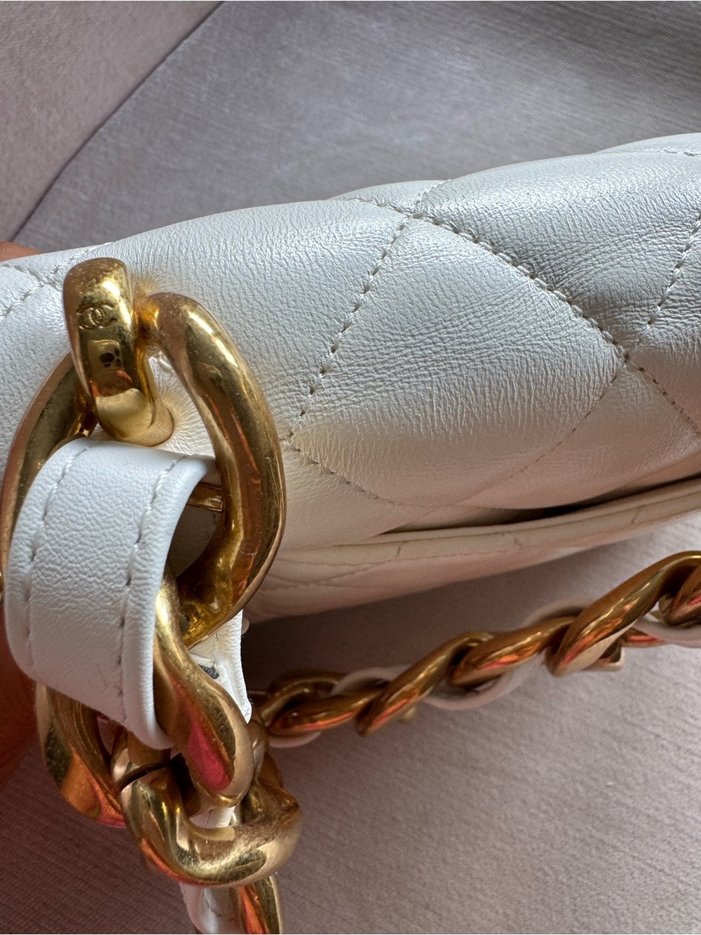 CHANEL White Quilted Leather Shoulder Bag with Gold Hardware - Picture 7 of 16